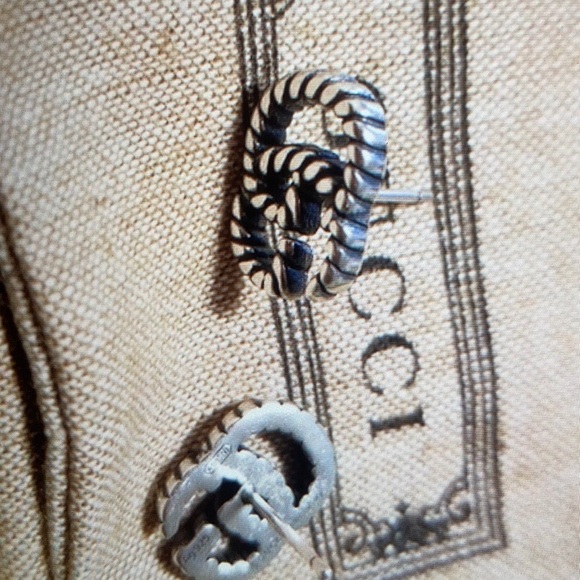 Gucci Silver Interlocking Stud Earrings with original packaging - Picture 1 of 4